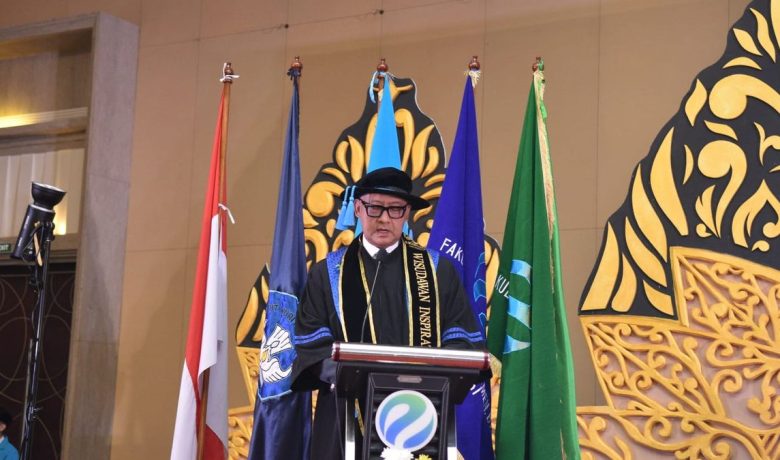 New Policy: Dirut bank bjb Ayi Subarna Lulus  Universitas Ekuitas Indonesia Mengikuti Wisuda Bersama Ratusan Mahasiswa
