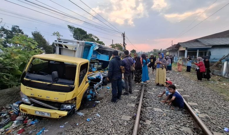 Facing Challenges: Truk Box Tertabrak KA Pangrango di Cibadak, Satu Orang Tewas dan Dua Luka Berat