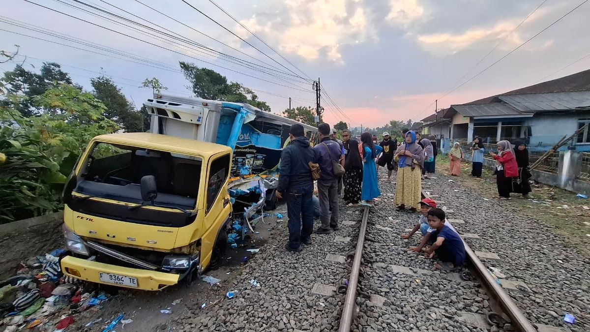 Facing Challenges: Truk Box Tertabrak KA Pangrango di Cibadak, Satu Orang Tewas dan Dua Luka Berat