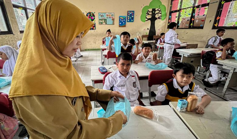Announced: Dorong Kesejahteraan Guru, DPR Desak Gaji Guru Minimal Rp5 Juta Per Bulan