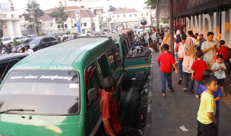 Kalah dengan Kendaraan Pribadi – Bagaimana Nasib Angkot di Bandung?