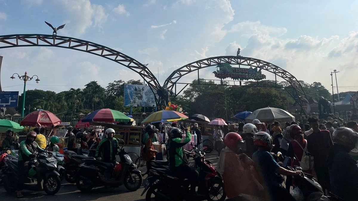 Edisi HUT Jakarta – Pengunjung Kebun Binatang Ragunan Tembus Rekor 135.000 Orang