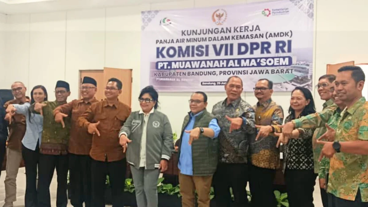 Topics Covered: DPR Soroti Praktik Kerja Sama Merek AMDK, DPR Minta Informasi Produsen Diperjelas