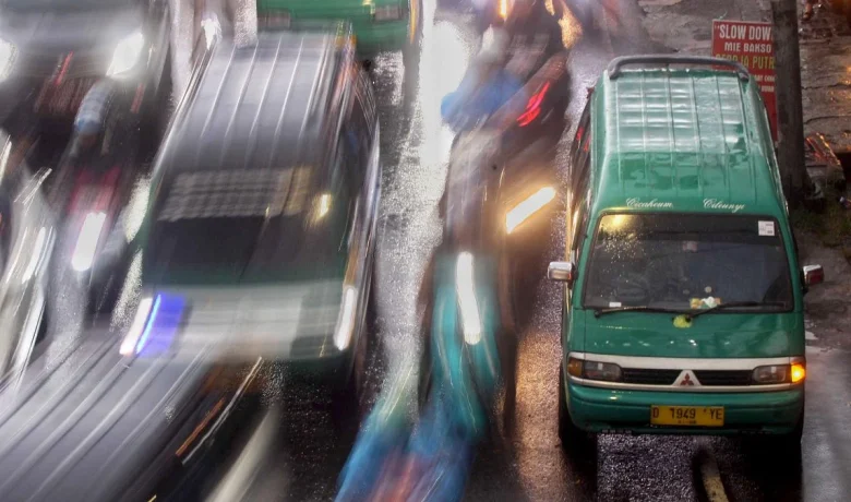 Topics Covered: Warga Desak Pemerintah Kota Bandung Serius Benahi Transportasi Publik