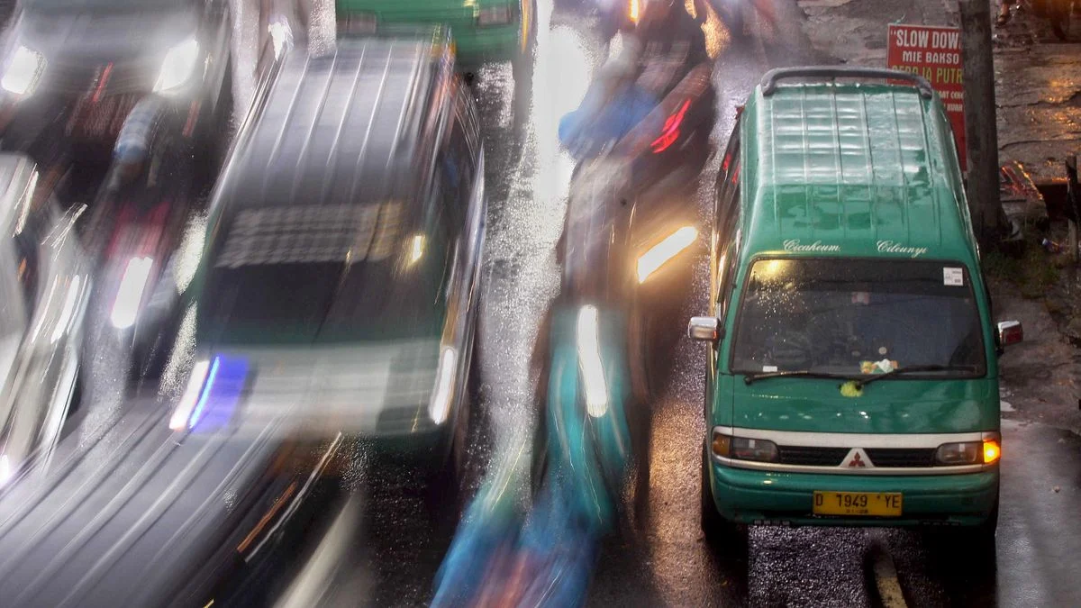 Topics Covered: Warga Desak Pemerintah Kota Bandung Serius Benahi Transportasi Publik