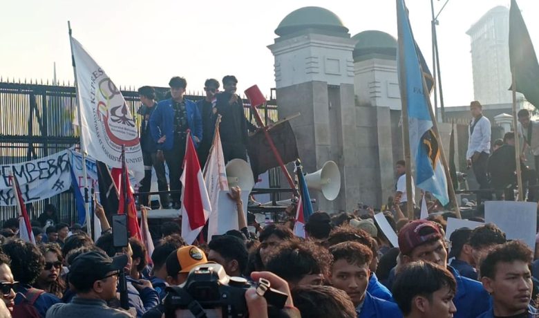 Solving Problems: Bela Gibran Soal Mahasiswa UBK Terima Suap, Gerindra: Yakin Tidak Ada Sangkut Pautnya