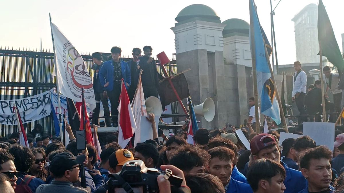 Solving Problems: Bela Gibran Soal Mahasiswa UBK Terima Suap, Gerindra: Yakin Tidak Ada Sangkut Pautnya