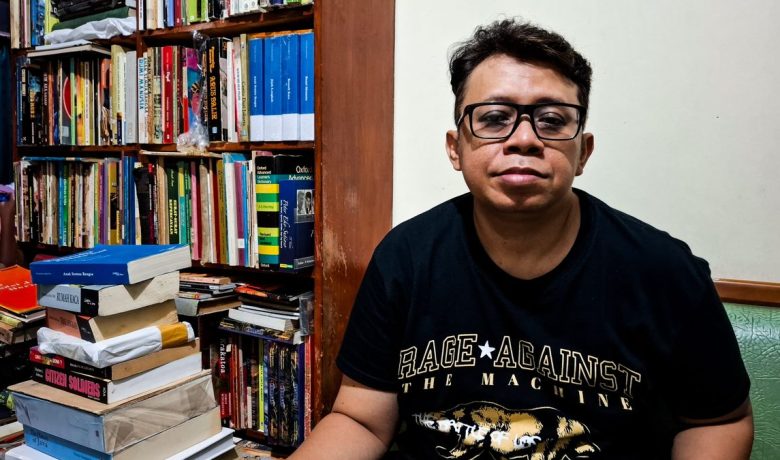 Kisah Alex Merawat Sejarah – di Antara Punk dan Buku-Buku Langka