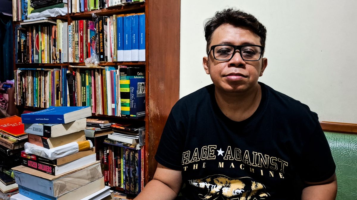 Kisah Alex Merawat Sejarah – di Antara Punk dan Buku-Buku Langka