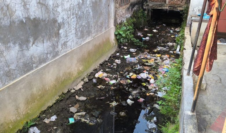 Kemarau Picu Selokan Kering – Warga Keluhkan Bau dan Banyak Nyamuk hingga Gatal-Gatal