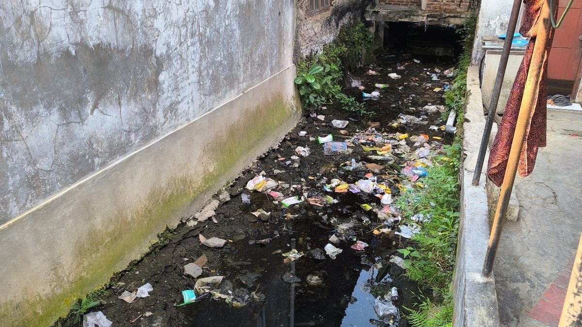 Kemarau Picu Selokan Kering – Warga Keluhkan Bau dan Banyak Nyamuk hingga Gatal-Gatal
