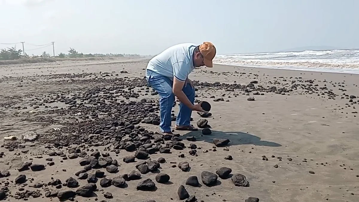 Facing Challenges: Tumpahan Batu Bara Ancam Ekosistem Laut Pangandaran, HNSI Siapkan Gugatan