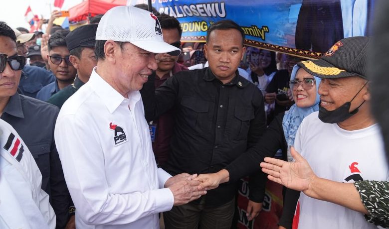 What Happened During: Safari Politik, Jokowi Kunjungi Sentra UMKM Maliosewu hingga Jajan Es Teh dan Sosis Bakar