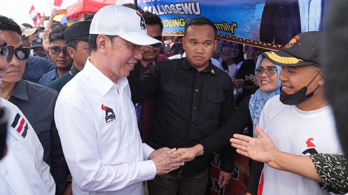 What Happened During: Safari Politik, Jokowi Kunjungi Sentra UMKM Maliosewu hingga Jajan Es Teh dan Sosis Bakar