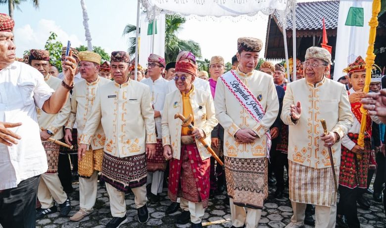 Historic Moment: Jokowi Terima Gelar Adat Baginda Pemuka Bangsa dari Lima Kerajaan Adat Lampung