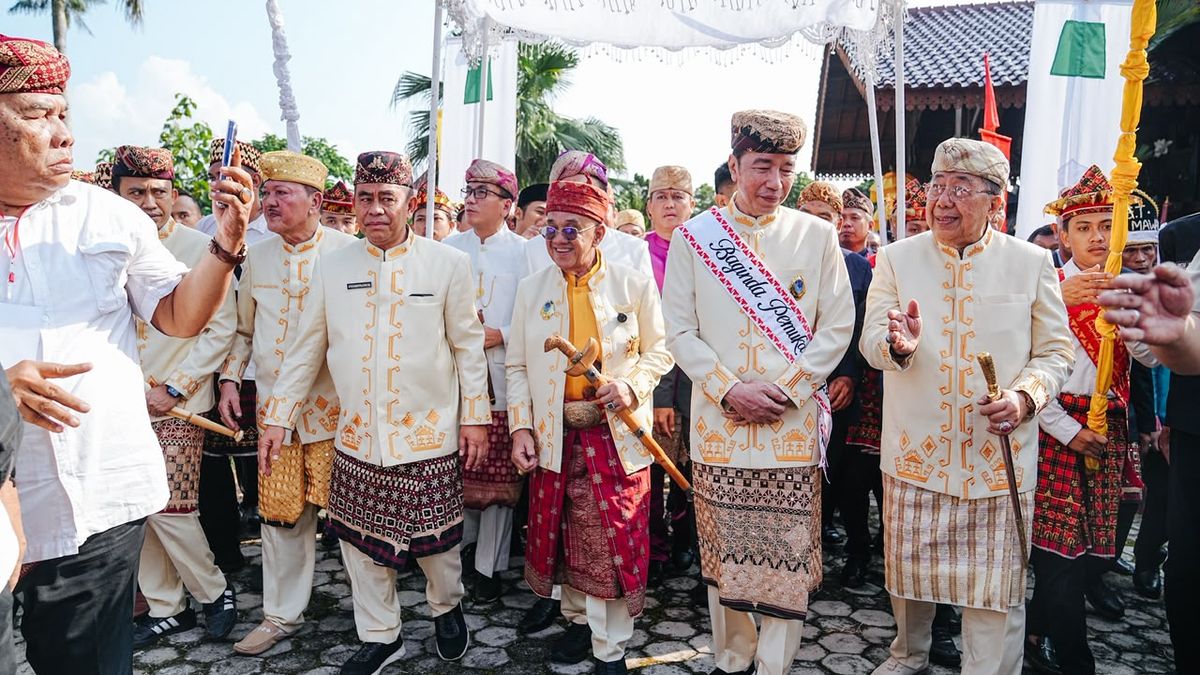Historic Moment: Jokowi Terima Gelar Adat Baginda Pemuka Bangsa dari Lima Kerajaan Adat Lampung