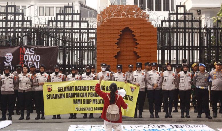 Latest Program: 3 Pendemo Masih Ditahan, LBH Bandung Desak Polisi Hentikan Penangkapan Sepihak