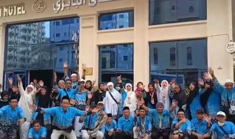 Latest Program: The Real ‘Rich Farmer Family’: Satu Keluarga Besar Petani Dieng Berangkat Haji 42 Orang Sekaligus