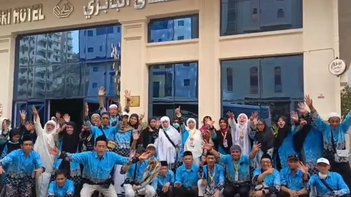 Latest Program: The Real ‘Rich Farmer Family’: Satu Keluarga Besar Petani Dieng Berangkat Haji 42 Orang Sekaligus