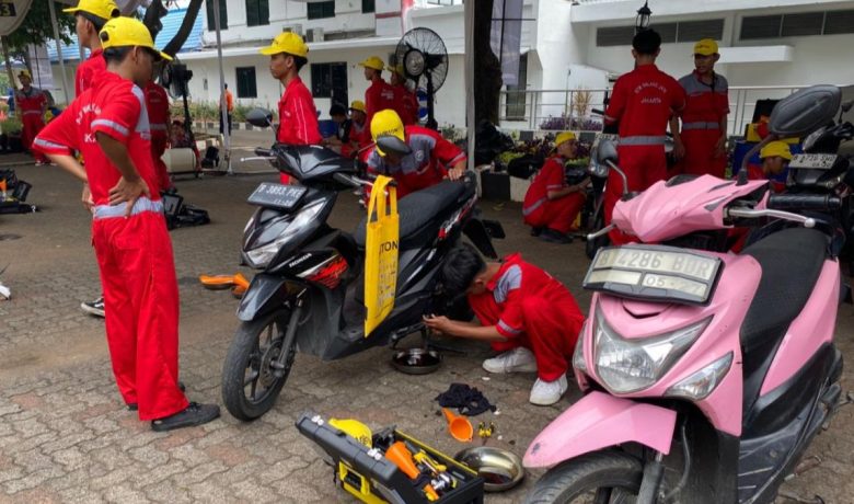 Latest Program: Ganti Oli 2.500 Sepeda Motor Guru DKI Jakarta Berujung Rekor MURI