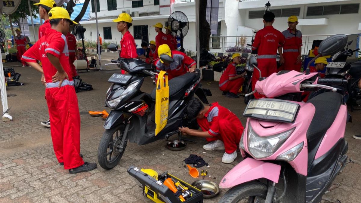 Latest Program: Ganti Oli 2.500 Sepeda Motor Guru DKI Jakarta Berujung Rekor MURI