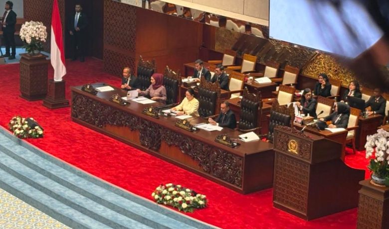 Topics Covered: DPR Tutup Masa Sidang V dengan 8 Agenda, Sahkan UU PFII hingga Pilih Anggota KPI