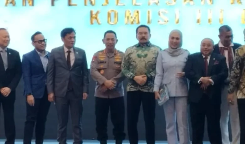 Visit Agenda: Momen Kapolri Listyo dan Jaksa Agung Berdiri Berdampimgan saat Foto Bersama di Gedung DPR RI