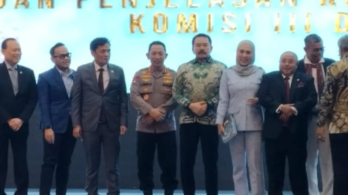Visit Agenda: Momen Kapolri Listyo dan Jaksa Agung Berdiri Berdampimgan saat Foto Bersama di Gedung DPR RI