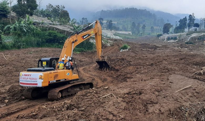 Hari Ke-12 Pencarian Korban Longsor Pasirlangu – Alat Berat Digeser Karena Penebalan Lumpur