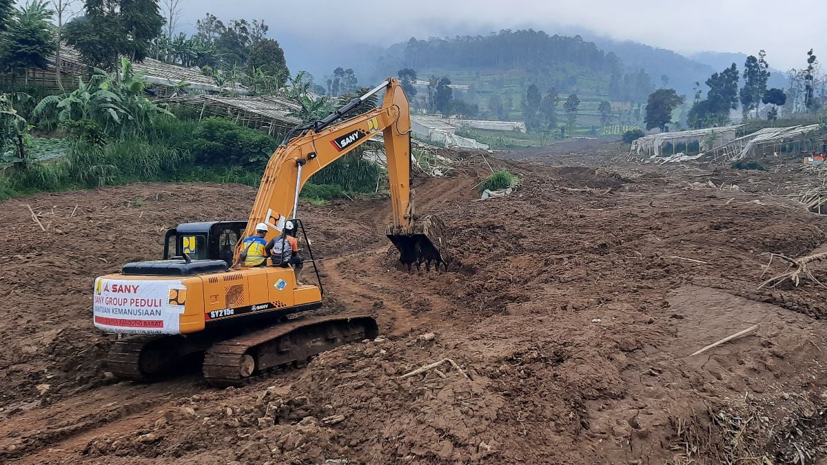 Hari Ke-12 Pencarian Korban Longsor Pasirlangu – Alat Berat Digeser Karena Penebalan Lumpur