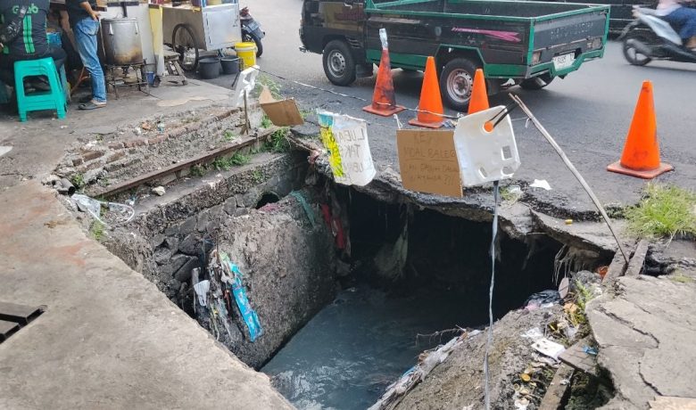 Historic Moment: Hampir Setahun Menganga, Trotoar Ambruk di Pasar Mambo Belum Juga Diperbaiki