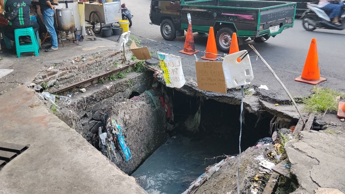 Historic Moment: Hampir Setahun Menganga, Trotoar Ambruk di Pasar Mambo Belum Juga Diperbaiki