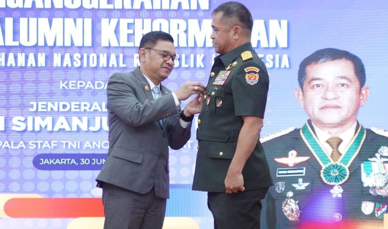Latest Program: Apresiasi untuk KASAD, Gubernur Lemhannas Anugerahi Tanda Alumni Kehormatan
