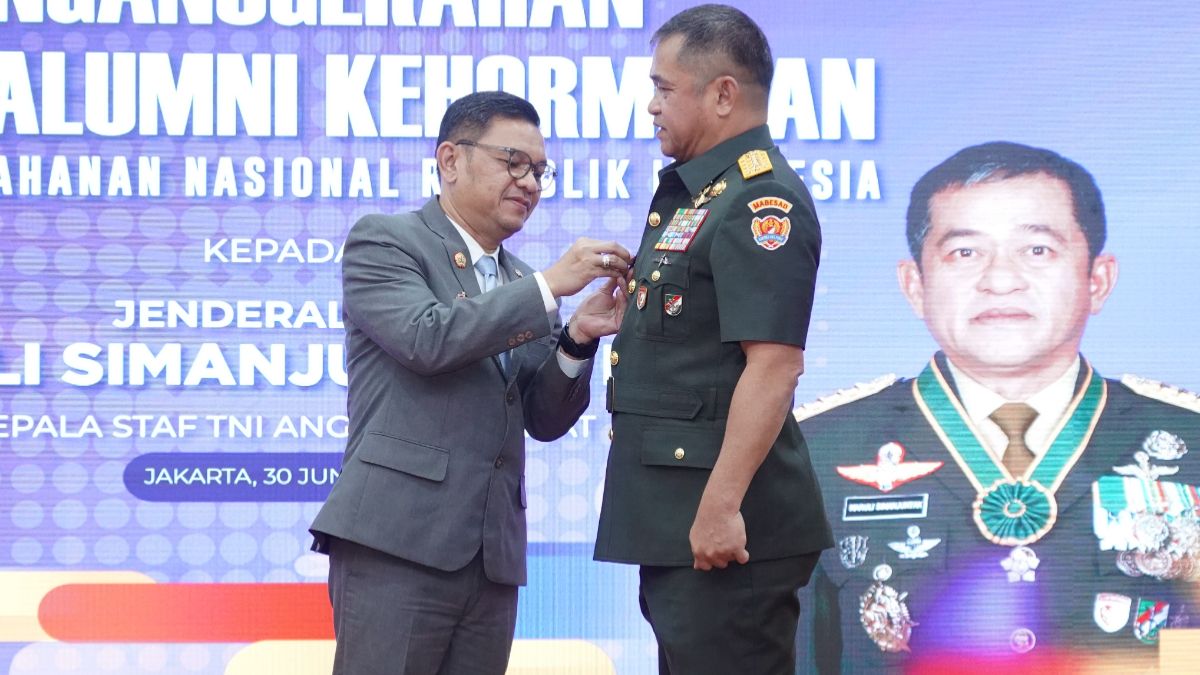 Latest Program: Apresiasi untuk KASAD, Gubernur Lemhannas Anugerahi Tanda Alumni Kehormatan