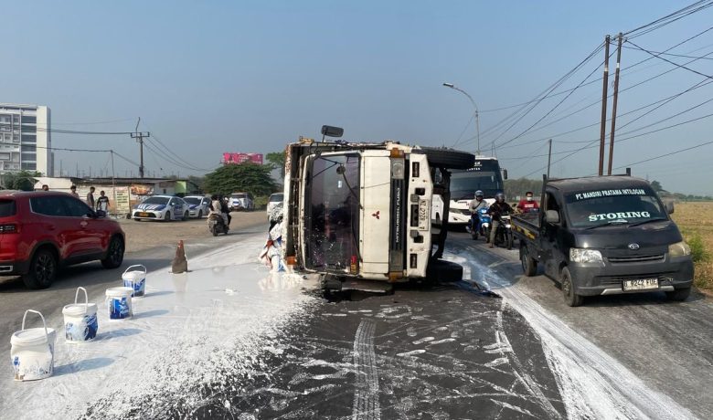 Jasamarga: Truk Cat Terguling di Karawang Barat Berada di Jalan Arteri Bukan Jalan Tol