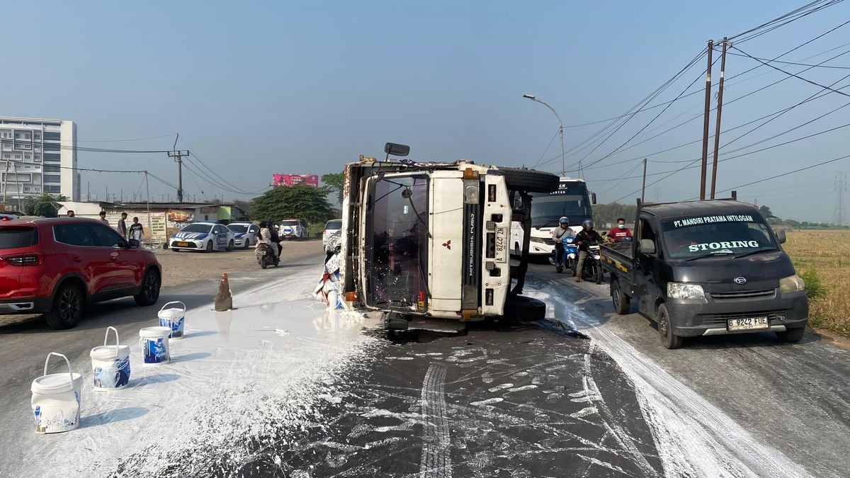 Jasamarga: Truk Cat Terguling di Karawang Barat Berada di Jalan Arteri Bukan Jalan Tol