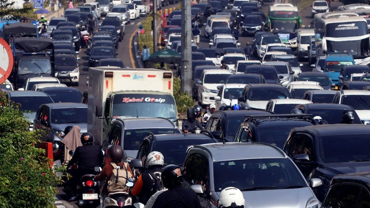 36.000 Kendaraan Masuk Puncak Bogor – Polisi Terapkan One Way Berkala