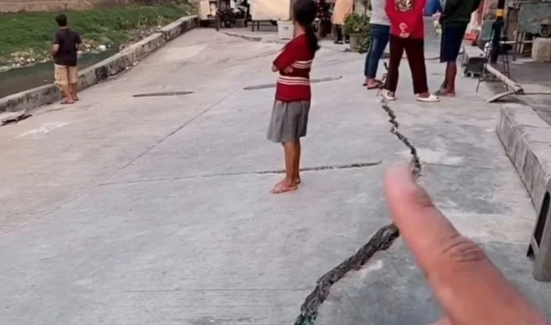 Viral Jalan Ambles di Pulo Gadung – Pramono Prioritaskan Penanganan Darurat