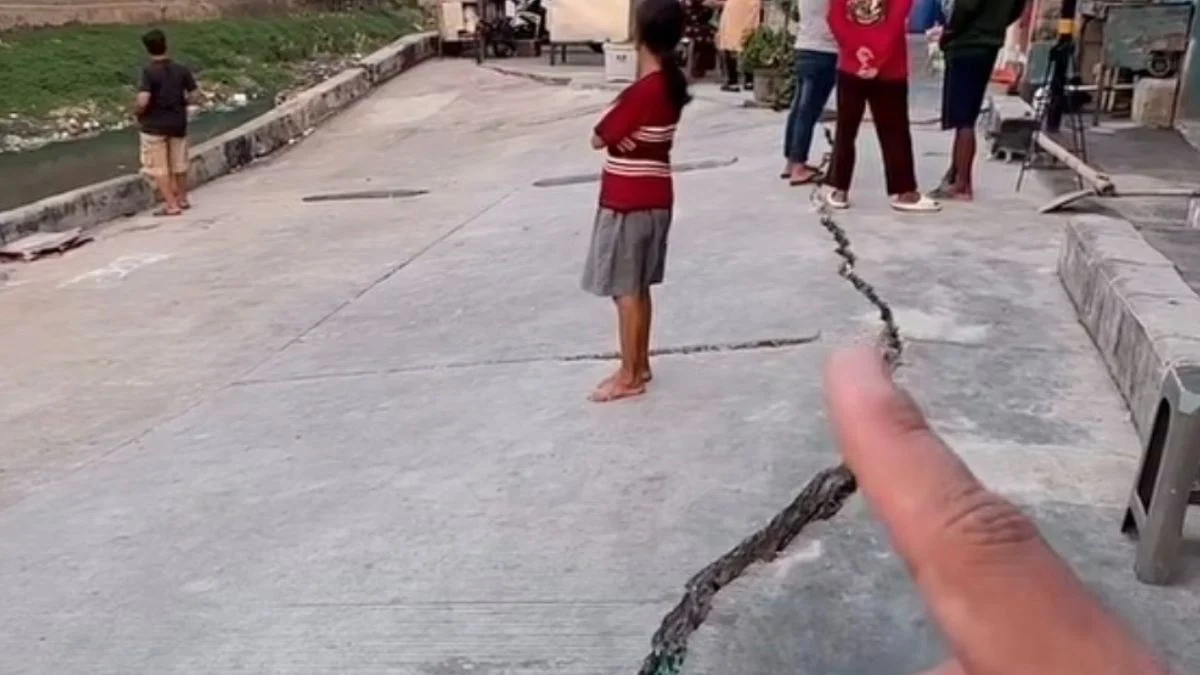 Viral Jalan Ambles di Pulo Gadung – Pramono Prioritaskan Penanganan Darurat