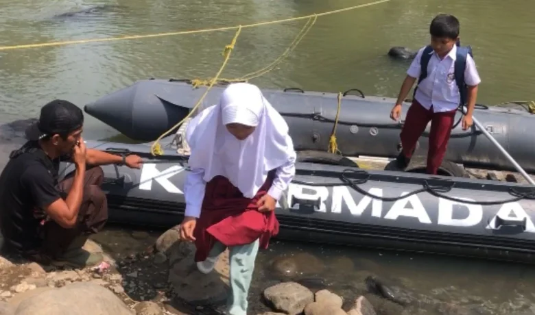 Perjuangan Anak-anak Leuwidinding Sukabumi – Berangkat Sekolah Melintas Sungai Cimandiri dengan Perahu Karet