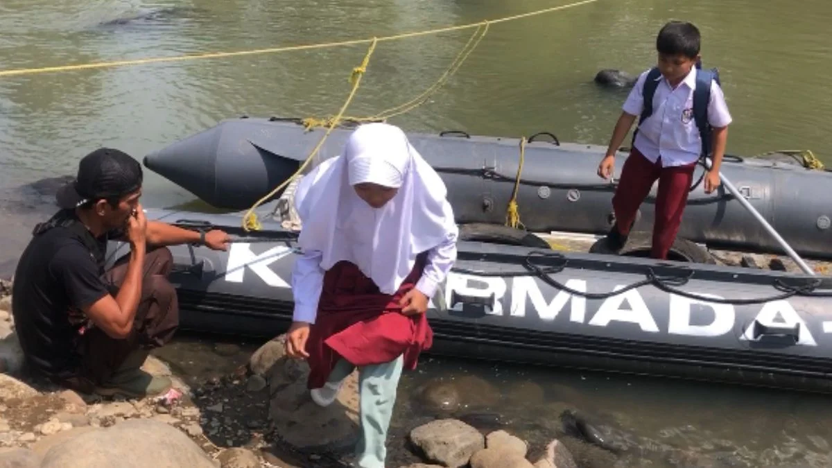Perjuangan Anak-anak Leuwidinding Sukabumi – Berangkat Sekolah Melintas Sungai Cimandiri dengan Perahu Karet
