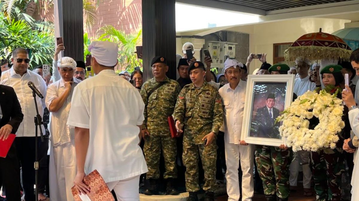 Jasad Rachmat Gobel Dimakamkan Secara Militer di TMP Kalibata