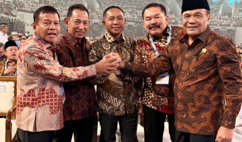 What Happened During: Momen Hangat Listyo Sigit dan ST Burhanuddin Berpegangan Tangan