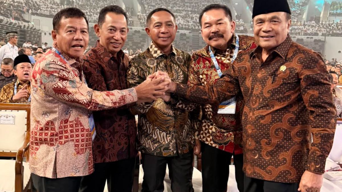 What Happened During: Momen Hangat Listyo Sigit dan ST Burhanuddin Berpegangan Tangan