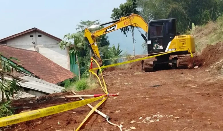 Tak Berizin – Proyek Perataan Bukit di Cihampelas Bandung Barat Disegel
