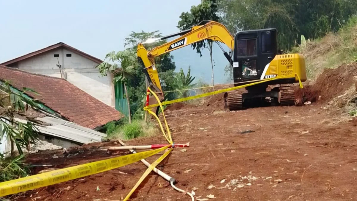 Tak Berizin – Proyek Perataan Bukit di Cihampelas Bandung Barat Disegel