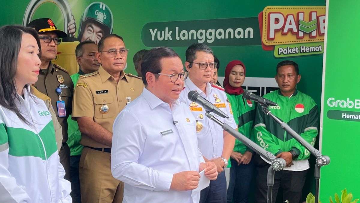 Pramono Janji Tambah Shelter Ojol di Terminal-Stasiun Demi Cegah Parkir Liar di Trotoar