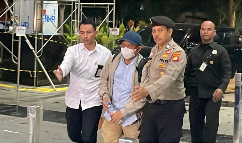 Historic Moment: Tutup Wajah dengan Masker, Bupati Lombok Barat Lalu Ahmad Zaini Tiba di KPK Usai Terjaring OTT