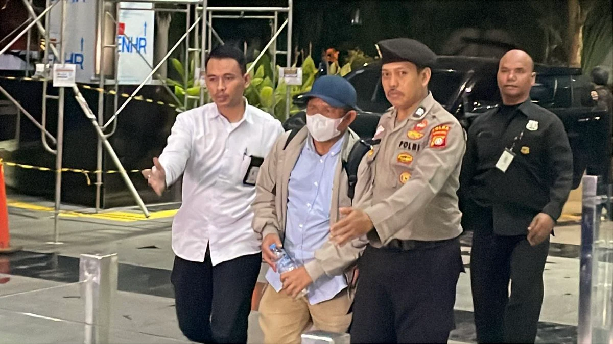 Historic Moment: Tutup Wajah dengan Masker, Bupati Lombok Barat Lalu Ahmad Zaini Tiba di KPK Usai Terjaring OTT